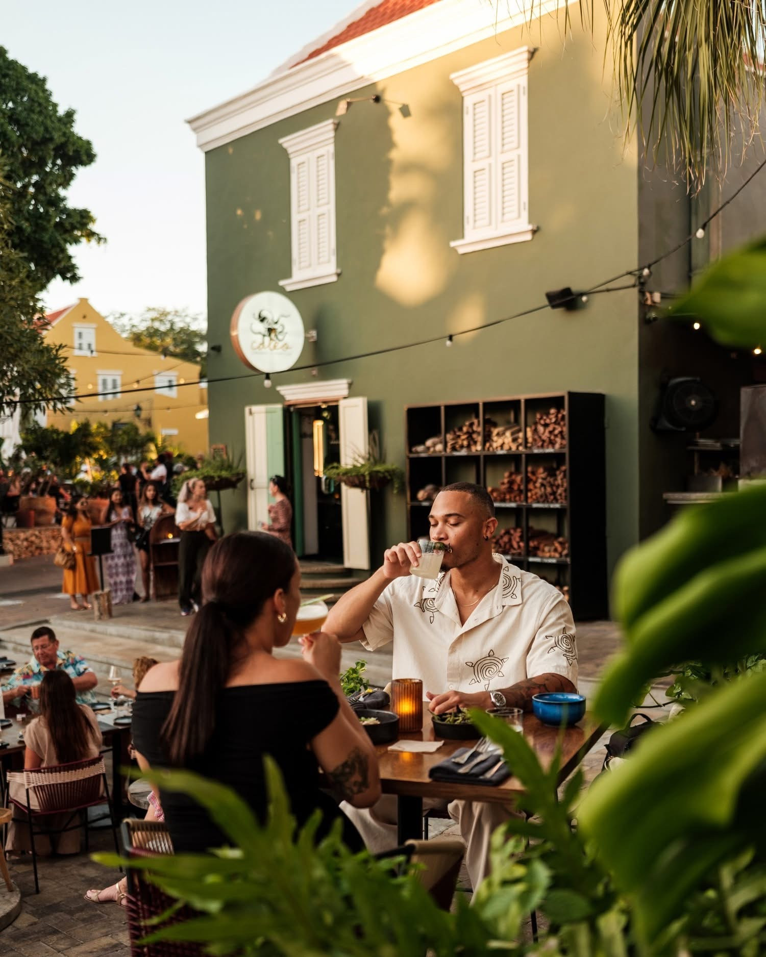 Diners at an outdoor restaurant table in Willemstad in the evening